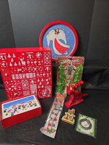 lot 487 image: Christmas Holiday Decor, Costume, Cards and Advent Calendar Daily Gift Box