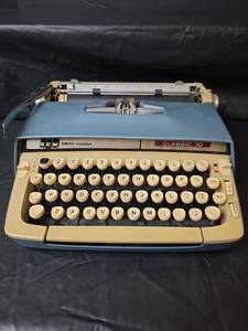 lot 488 image: Smith-Corona Classic 10 Portable Typewriter