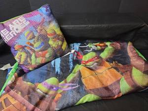 lot 493 image: Teenage Mutant Ninja Turtles Sleeping Bag with Pillow