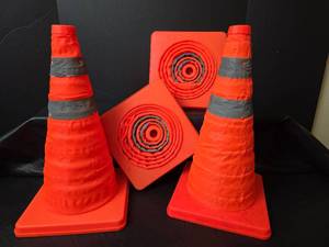 lot 519 image: Collapsible Traffic Cones with Reflective Stripes Set of 4
