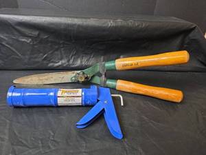 lot 530 image: Garden Hedge Shears and Newborn Caulk Gun Tool Set