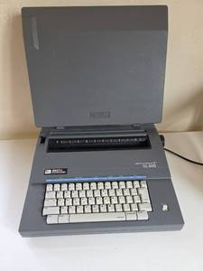 lot 534 image: Smith Corona SL 600 Electric Typewriter with Spell-Right Dictionary (Powers on)
