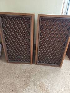 lot 539 image: 2 - Radio Shack Nova-7B Floor Standing Speakers