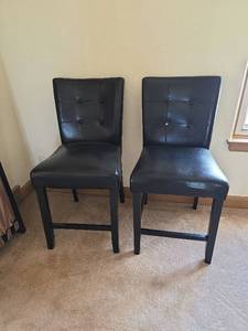 lot 553 image: Set of 2 Black Faux Leather Tufted Counter Height Bar Stools (needs reupholstered)