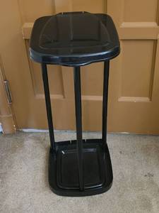 lot 575 image: Collapsible Garbage Bag Holder with Lid for Camping