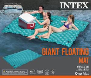 lot 590 image: Intex Giant Floating Mat 7ft x 9.5ft (pics for reference only)