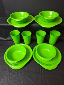 lot 57 image: Preserve Green Plastic Dinnerware Set for 4