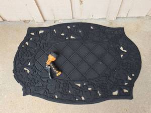 lot 84 image: Decorative Rubber Door Mat with Dramm Multi-Pattern Hose Nozzle