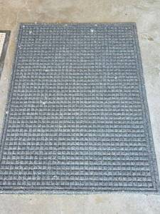 lot 607 image: Gray Waffle Grid Entry Mat