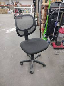 lot 59719 image: Flash Furniture Low-Back Mesh Swivel Task Office Chair