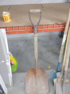 lot 59737 image: vintage wood and metal D-handle coal or grain scoop shovel