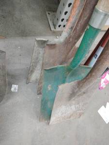 lot 59739 image: Lot of 4 Square Shovels