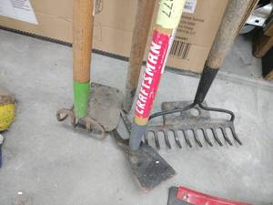 lot 59742 image: Set of 4 Garden Rake Hoes