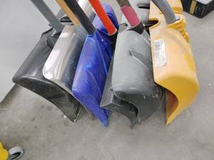 lot 59743 image: Set of 6 Snow Shovels