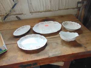 lot 1600 image: Carlsbad China Pieces