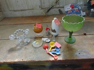 lot 1621 image: Large Selection of Decor - Plastic Measuring spoons