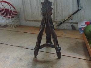 lot 1622 image: Wooden Book Holder