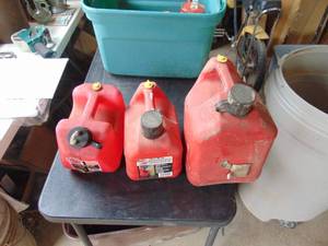 lot 1661 image: 3 Small Gas Cans - 1 Gallon Plus