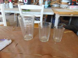 lot 1687 image: set of 3 Tiered Measuring Glasses