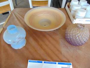 lot 1752 image: light shade and 2 Globes