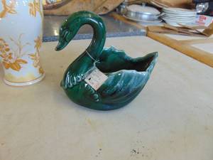 lot 1761 image: Hull Goose Planter