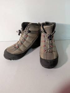 lot 127 image: Lands End Winter Hiking Boots with Fleece Lining Size 9