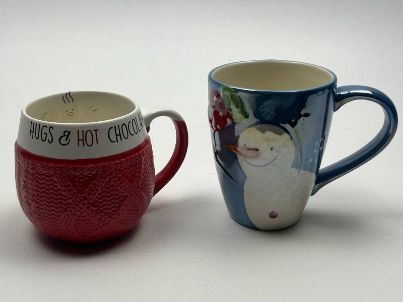 lot 228 image: Holiday Themed Coffee Mug Set