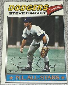 lot 250 image: 1977 Topps Baseball Card #400 - Steve Garvey