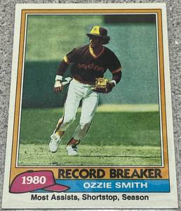 lot 330 image: 1981 Topps Baseball Card #207 - Ozzie Smith Record Breaker