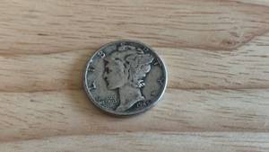 lot 4 image: 1945 Mercury Silver Dime Coin 90% Silver