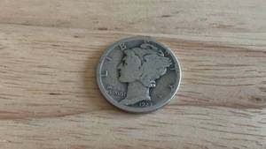 lot 9 image: 1927 Mercury Silver Dime Coin 90% Silver