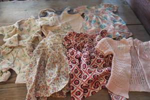 lot 1014 image: Vintage Doll Clothes