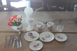lot 1016 image: Vintage Childs Tea Set wMetal Silverware