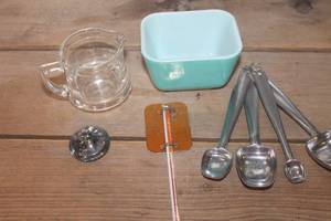 lot 1021 image: Vintage Pyrex Refrigerator Dish and More