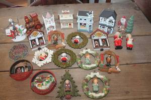 lot 1035 image: Vtg. 1970s Christmas Ornaments