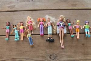 lot 1043 image: Vintage Polly Pockets and More Dolls