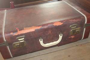 lot 1050 image: Antique Suitcase