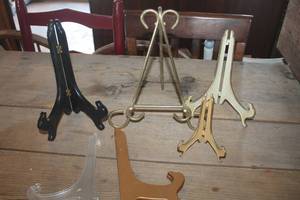 lot 1051 image: Lot of Easels