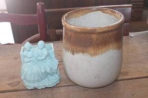 lot 1061 image: Lg. Vtg. McCoy Planter and More