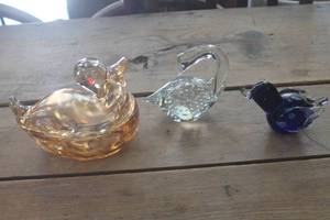 lot 1077 image: Vtg. Duck on a Nest and Paperweights