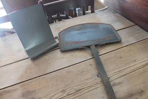 lot 1085 image: Vtg. Metal Easel and More