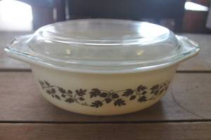 lot 1092 image: Vintage Pyrex 1 12 Qt. Casserole Dish no chips