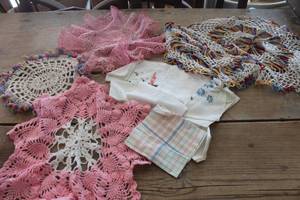lot 1094 image: Vtg. Hankies and Doilies