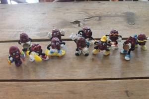 lot 1095 image: 11- Vtg. California Raisins