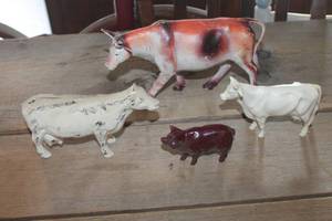 lot 1109 image: Vintage Cast Iron Cow and More