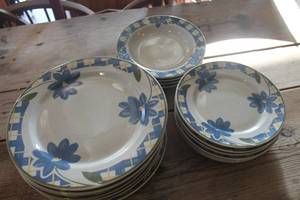 lot 1112 image: Gibson Dinner Plates, Bowls & Dessert Plates