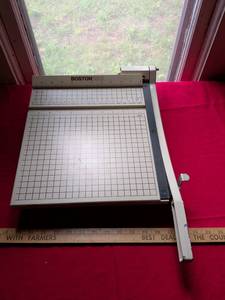lot 17 image: Boston 2612 Paper Cutter Trimmer with Grid Base