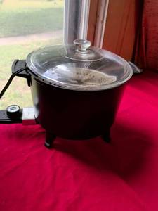 lot 40 image: Presto Electric Deep Fryer with Glass Lid