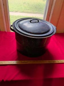 lot 45 image: Large Enamelware Stockpot with Lid and Canning Rack