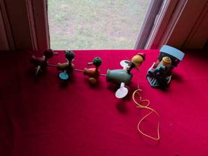 lot 49 image: Wooden Toy Train Set with Pull-Along Ducks